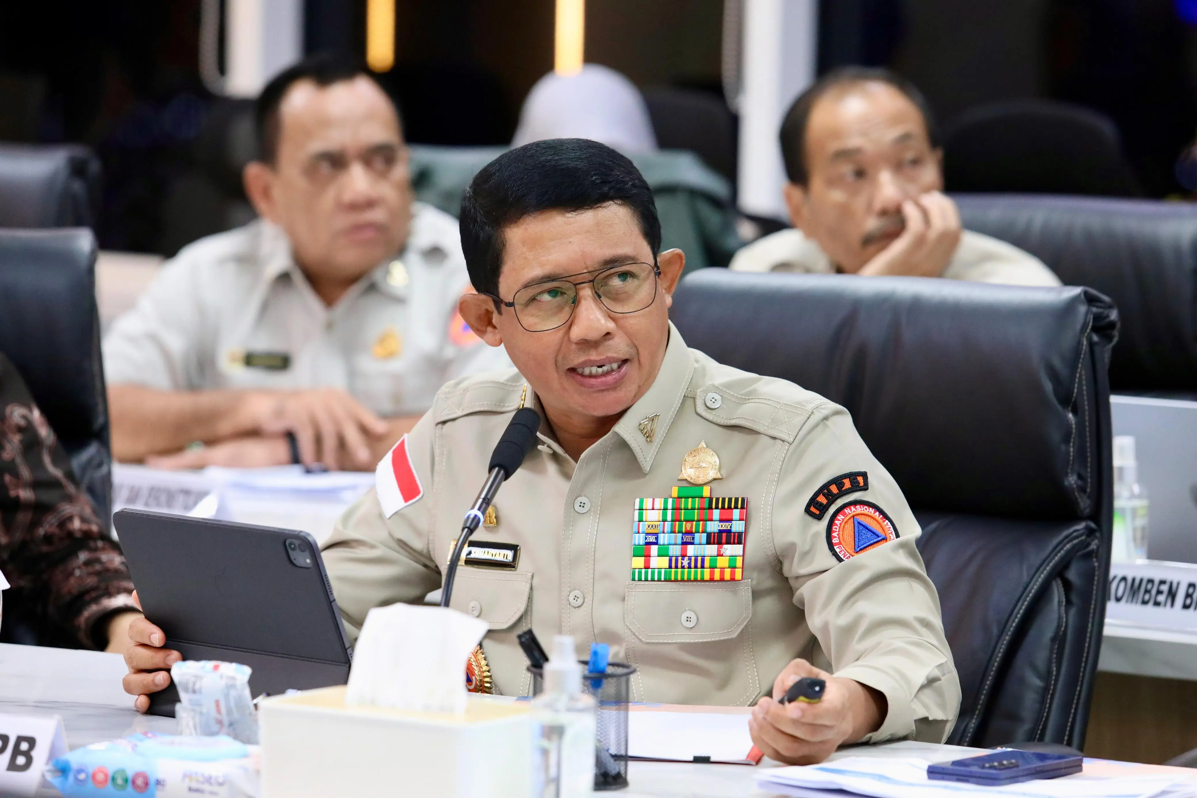Kepala BNPB Letjen TNI Dr. Suharyanto, S.Sos., M.M saat memberikan pemaparan saat rapat terbatas penanganan bencana erupsi Gunung Api Lewotobi Laki-laki, rapat ini di gelar secara online di ruang multimedia lt 10 Gedung Graha BNPB Jakarta, pada Selasa (13/11). 